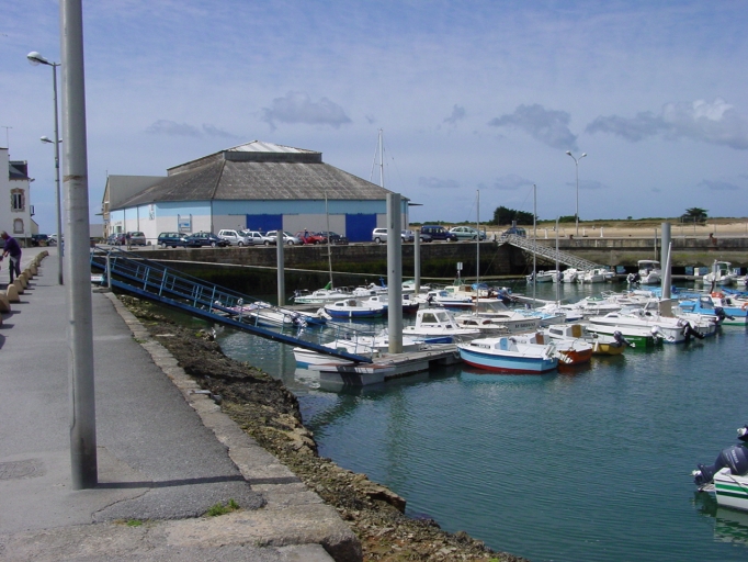 Bassin du port et halle aux poissons. Au premier plan et en retour au fond : quais et cale maçonnés.