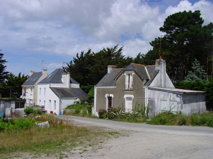 Vue générale ; Alignement ancien, au lieu-dit La Corderie, face aux anciens chantiers Rameau.