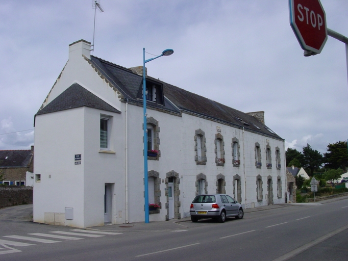 Ensemble de trois maisons des années 1910-1920, rue V. Hugo. ; Vue générale sud.