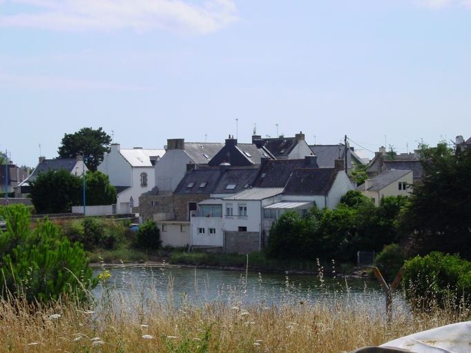 Partie nord-est du hameau, vue depuis la rive opposée de l'étang du Sach, en Belz. ; Vue générale de l'alignement des 4 maisons sur les berges du Sach, depuis la rive nord en Belz. ; Vue générale de l'alignement des 4 maisons sur les berges du Sach, depuis la rive nord en Belz. ; Le Pont du Sach : partie nord-est du hameau, vue depuis la rive opposée de l'étang du Sach, en Belz.