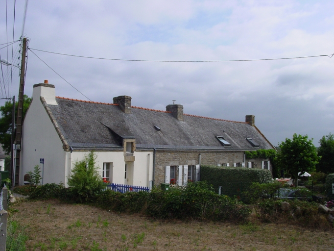 Vue générale sud-ouest. ; Vue sud-ouest de la ferme (AC 143, 608) : alignement de 3 logis et étables, remanié dans la seconde moitié du 19e siècle. ; Village du Sach, ferme (AC 143, 608) : alignement de 3 logis et étables, remanié dans la seconde moitié du 19e siècle.