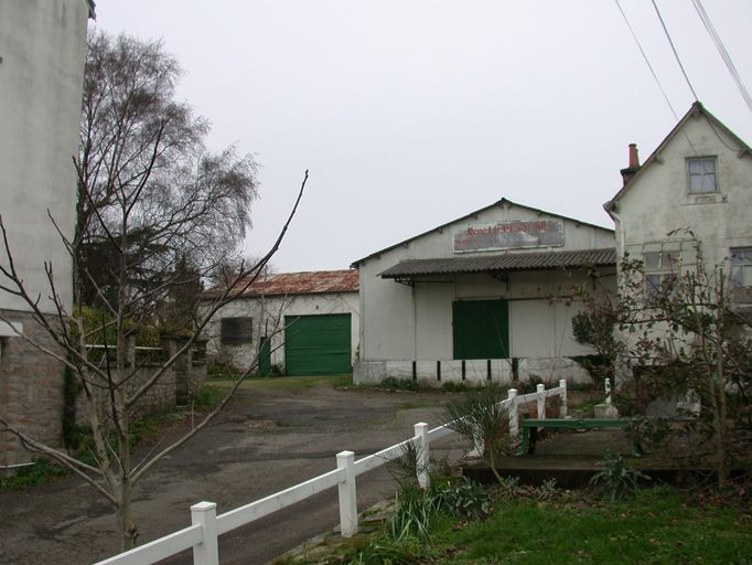 Vue de la cour, des hangars de Perrin et de la  maison de gardien.