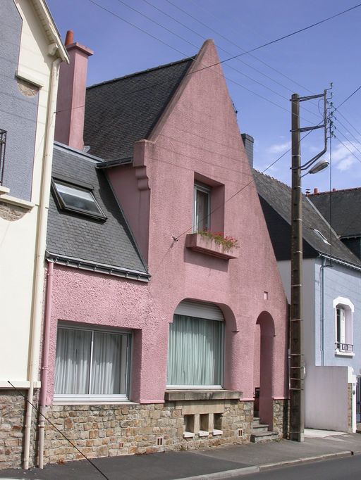 Elévation de la façade antérieure avec vue sur le garage transformé en pièce d'habitation.