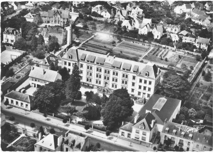 Vue aérienne de l'Ecole Normale prise du sud, vers 1950, carte postale Gaby. Collection privée. ; Vue aérienne de l'Ecole Normale prise du sud, vers 1950, carte postale Gaby. Collection privée. ; Vue aérienne de l'Ecole Normale prise du sud, vers 1950, carte postale Gaby (collection privée) ; Vue aérienne de l'Ecole Normale prise du sud, vers 1950, carte postale Gaby (collection privée) ; Vue aérienne de l'Ecole Normale prise du sud, vers 1950, carte postale Gaby. Collection privée. ; Vue aérienne de l'Ecole Normale prise du sud, vers 1950, carte postale Gaby. Collection privée. ; Vue aérienne de l'Ecole Normale prise du sud, vers 1950, carte postale Gaby. Collection privée. ; Vue aérienne de l'Ecole Normale prise du sud, vers 1950, carte postale Gaby. Collection privée. ; Vue aérienne de l'Ecole Normale prise du sud, vers 1950, carte postale Gaby. Collection privée. ; Vue aérienne de l'Ecole Normale prise du sud, carte postale Gaby. Collection privée. ; Vue aérienne de l'Ecole Normale prise du sud, carte postale Gaby. Collection privée. ; Vue aérienne de l'Ecole Normale et de l'impasse prise du sud, vers 1950, carte postale Gaby (collection privée) ; Vue aérienne de l'Ecole Normale prise du sud, vers 1950, carte postale Gaby (collection privée) ; Vue aérienne de l'Ecole Normale prise du sud, vers 1950, carte postale Gaby. Collection privée. ; Vue aérienne de l'Ecole Normale prise du sud, vers 1950, carte postale Gaby (collection privée) ; Vue aérienne de l'Ecole Normale prise du sud, vers 1950, carte postale Gaby (collection privée) ; Vue aérienne de l'Ecole Normale prise du sud, vers 1950, carte postale Gaby. Collection privée. ; Vue aérienne de l'Ecole Normale prise du sud, vers 1950, carte postale Gaby. Collection privée. ; Vue aérienne de l'Ecole Normale prise du sud, vers 1950, carte postale Gaby. Collection privée.