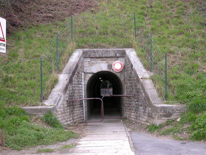 Pont pour le passage de l'ancien chemin des grandes murailles vers Kerlosquet. ; Pont pour le passage de l'ancien chemin des grandes murailles vers Kerlosquet. ; Pont pour le passage de l'ancien chemin de Kerlosquet ou chemin des grandes murailles, vue sud.