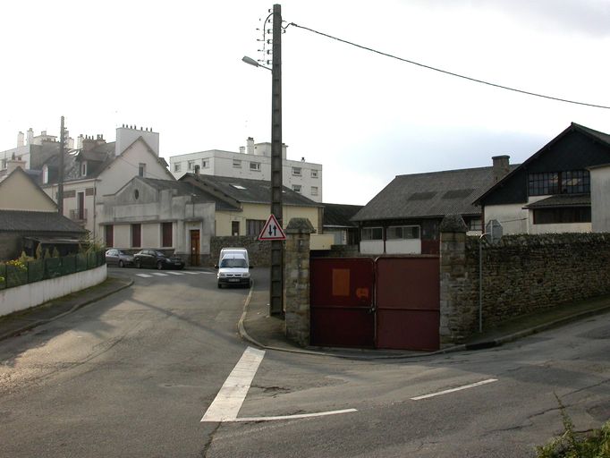 Vue générale des l'enclos est pris du nord : bureaux, maison, hangar.