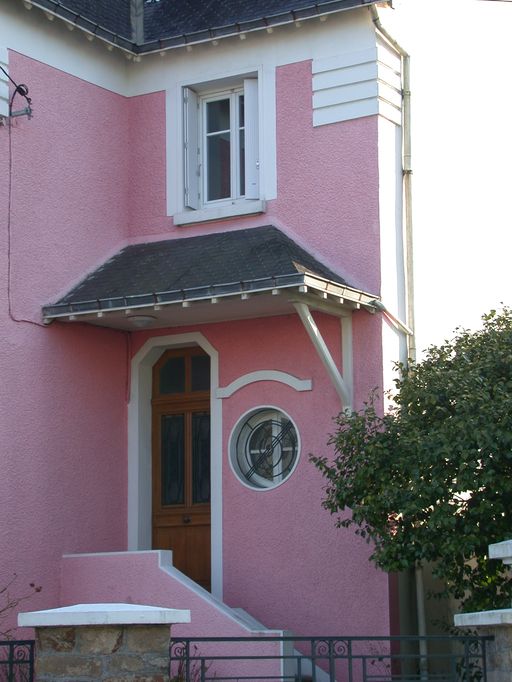 Détail de la travée latérale : porte d'entrée et oculus.