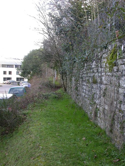 Chemin de Kerbiquette longeant le moulin et le mur d'enclos de la villa Douaud. ; Vue du chemin de Kerbiquette longeant l'usine de Rohan et le mur de la villa Douaud.