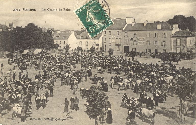 Le champ de foire vers 1910. Carte postale ancienne. Collection Villard, Quimper. Fonds privé. ; Le champ de foire vers 1910; Carte postale ancienne. Collection Villard, Quimper. Fonds privé. ; Le champ de foire vers 1910. Carte postale ancienne. Collection Villard, Quimper. Fonds privé.