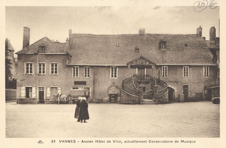 Ancien hôtel de ville, actuellement conservatoire de musique. Carte postale ancienne. Fonds privé.