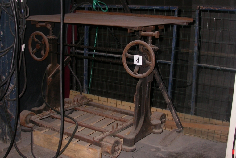 Meuble professionnel (table de mise en page), rue des Moulins ; rue du Maillet (Châtelaudren fusionnée en Châtelaudren-Plouagat en 2019) 