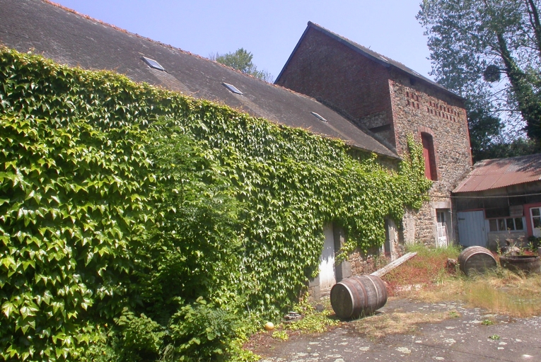 Vue générale de la façade antérieure du moulin et des bâtiments qui le jouxtent