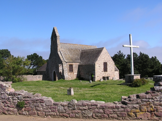 Vue générale (cliché pris du sud-ouest) ; Fréhel, le Vieux-bourg. Vue générale de l'ancienne église paroissiale de Pléhérel