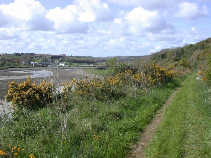 Vue générale du tracé de l'ancienne voie ferrée en direction de Port-à-la-Duc