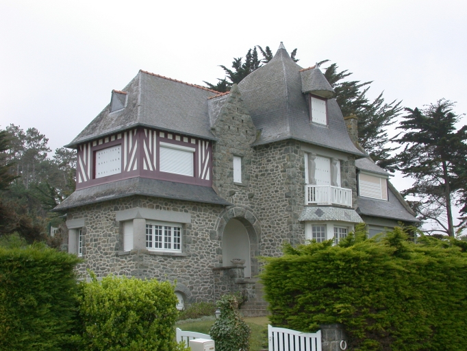 Sables-d'Or-les-Pins : maison dite Castel Breiz (Yves Hémar, architecte) ; Vue générale (côté front de mer)