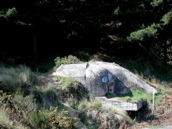 Vue générale du blockhaus de l'école de voile de Pléhérel