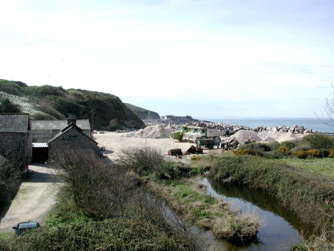 Vue générale des carrières du Routin aujourd'hui ; La carrière du Routin, qui alimente le commerce portuaire de Port Barrier ; Vue générale des carrières du Routin aujourd'hui