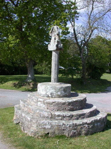 Plévenon, le bourg. Calvaire de la Roche au Cygron (15ème siècle) ; Vue générale