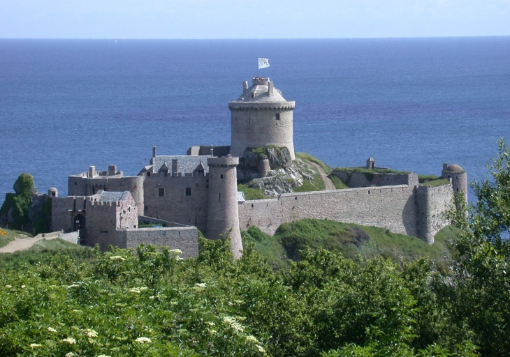 Plévenon, le château de la Roche-Goyon dit le Fort-La-Latte (14ème et 17ème siècles) ; Vue générale du château-fort prise depuis le doigt de Gargantua ; Plévenon, le château de la Roche-Goyon dit le Fort-La-Latte (14ème et 17ème siècles)