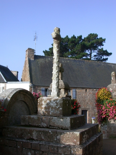 Pleumeur-Bodou, le bourg. Ancienne croix de chemin (1er quart 17ème siècle) [ISMH 1964] ; Vue générale ; Pleumeur-Bodou, le bourg. Ancienne croix de chemin (1er quart 17ème siècle) [ISMH 1964]