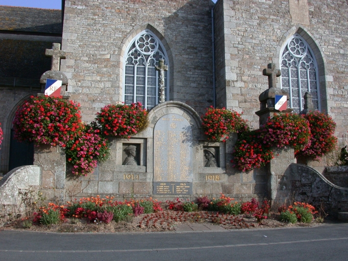 Vue générale ; Pleumeur-Bodou, le bourg. Monument aux morts par Georges-Robert Lefort et René Quillivic (1922)