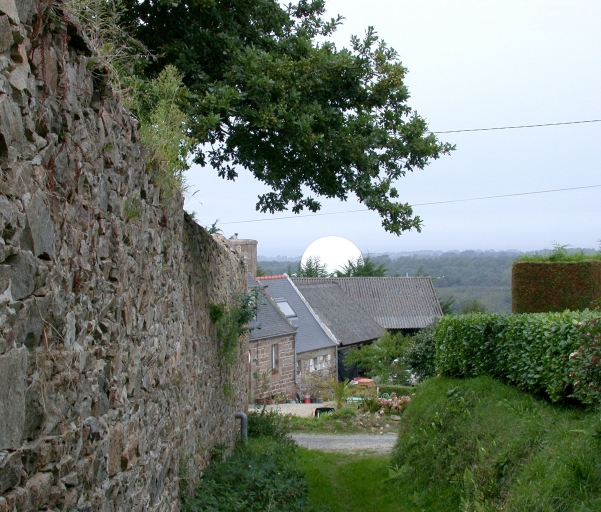 Pleumeur-Bodou, le Radôme (cliché pris depuis le bourg)