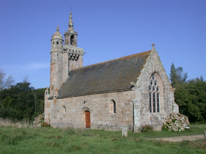 Pleumeur-Bodou, Saint-Samson. Chapelle (fin du 16ème siècle et début du 17ème siècle) [ISMH 1964] ; Vue générale (angle sud-est) ; Pleumeur-Bodou, Saint-Samson. Chapelle (fin du 16ème siècle et début du 17ème siècle) [ISMH 1964]