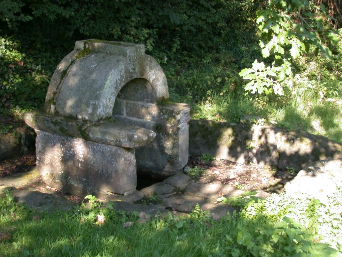 Vue générale ; Pleumeur-Bodou, Saint-Samson. Fontaine de dévotion (1632)