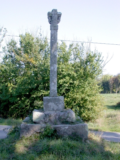 Pleumeur-Bodou, Saint-Samson. Croix de chemin (17ème siècle) [ISMH 1964] ; Vue générale (face) ; Pleumeur-Bodou, Saint-Samson. Croix de chemin (17ème siècle) [ISMH 1964]