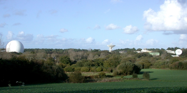 Vue générale du site de la station de télécommunications spatiales (cliché pris depuis Dreignenno)