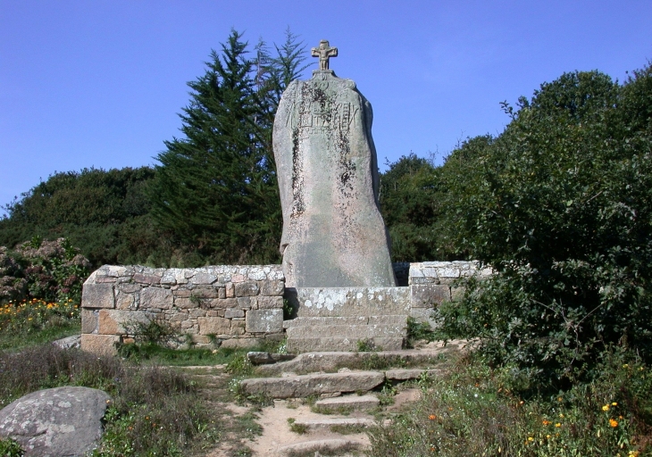 Pleumeur-Bodou, Saint-Uzec. Menhir christianisé (Néolithique, 17ème siècle) [Cl. MH 1889] ; Extrait du cadastre de 1819 (AD 22) ; Vue générale ; Pleumeur-Bodou, le menhir christianisé de Saint-Uzec (Néolithique et 17ème siècle)
