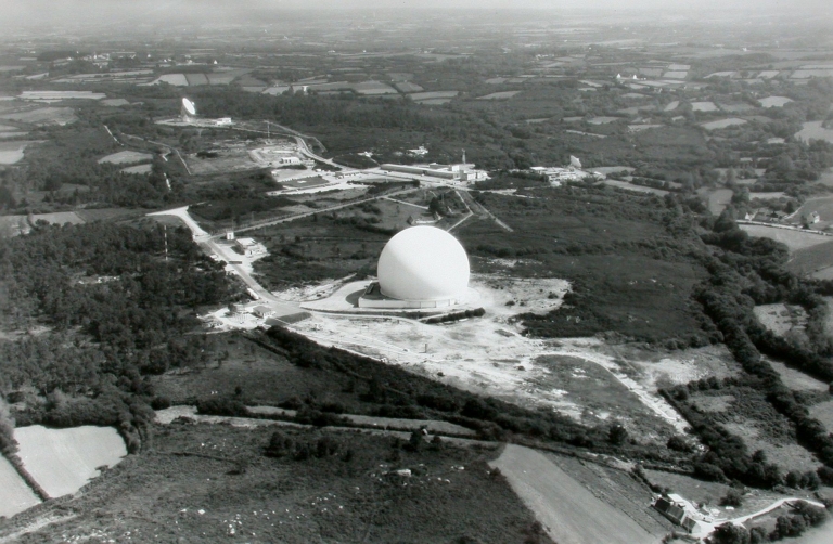 Pleumeur-Bodou, la station de télécommunication spatiale d'après une photographie aérienne du 3ème quart du 20ème siècle (AD 22) ; Vue aérienne de la station de télécommunications spatiales, 3ème quart du 20ème siècle (AD 22) ; Vue aérienne de la station de télécommunications spatiales, 3ème quart du 20ème siècle (AD 22)