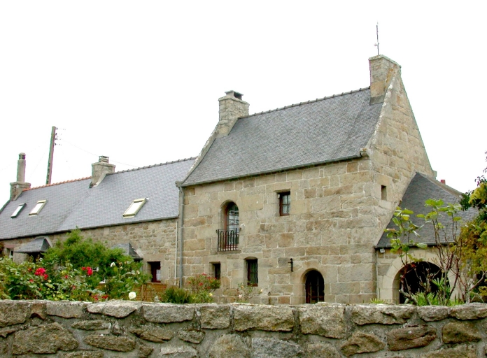 Vue générale ; Maison (1613) ; Pleumeur-Bodou, l'Ile-Grande. Maison (1613)