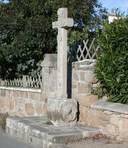 Vue générale ; Pleumeur-Bodou, l'Ile-Grande. Croix de chemin (18ème siècle ?)