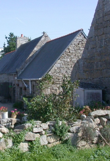 Vue générale (élévations postérieures) ; Pleumeur-Bodou, l'Ile-Grande. Ferme (2ème moitié du 16ème siècle ?)