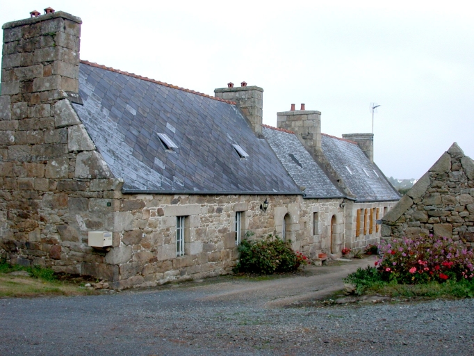 Vue générale (logis du 17ème siècle au premier plan et logis du 19ème siècle à l'arrière plan) ; Pleumeur-Bodou, Kervégan. Ferme (17ème siècle)