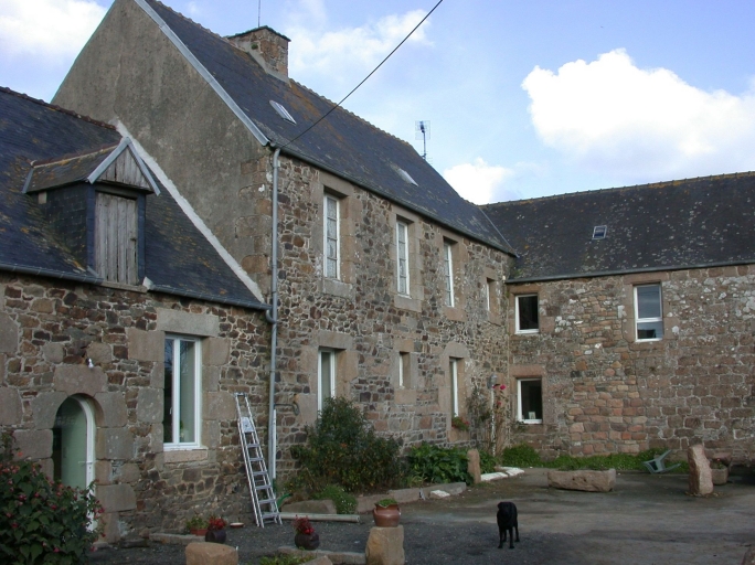 Vue générale ; Pleumeur-Bodou, Crec'h Cariou. Ferme (vers 1600 et 17ème siècle)