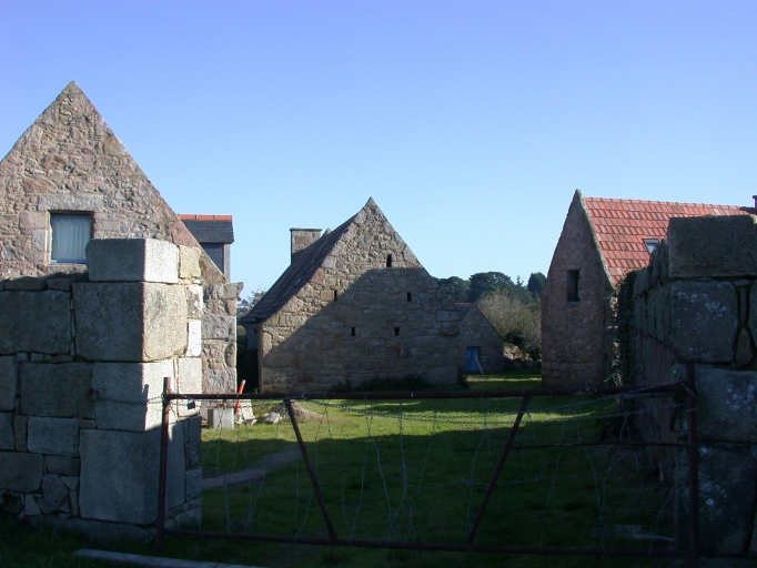 Vue générale ; Pleumeur-Bodou, Kerguntuil. Ferme (17ème siècle ?)