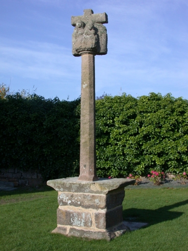 Vue générale (Vierge à l'Enfant et sainte Anne) ; Trégastel, le bourg. Calvaire (17ème siècle)