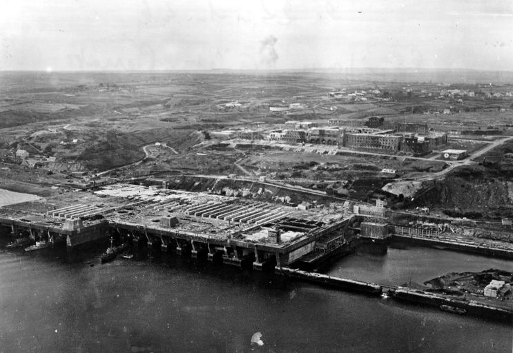 Vue aérienne de la base de sous-marins de Brest, n° 115, rapport Pinczon du Sel. Livre IV, vers 1947, Service Historique de la Marine, Brest ; Vue aérienne de la base de sous-marins de Brest, n° 115, rapport Pinczon du Sel. Livre IV, vers 1947, Service Historique de la Marine, Brest ; Vue aérienne oblique de la base de sous-marins de Brest, n° 115, rapport Pinczon du Sel. Livre IV, vers 1947, Service Historique de la Marine, Brest ; Vue aérienne de la base de sous-marins de Brest, n° 115, rapport Pinczon du Sel. Livre IV, vers 1947, Service Historique de la Marine, Brest