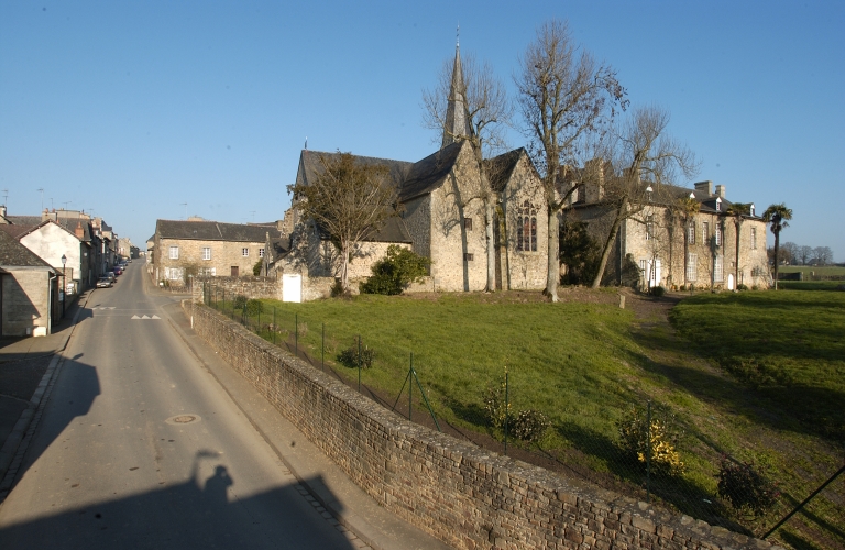 Vue générale du sud du village ; Vue générale sud-ouest de l'église et du prieuré