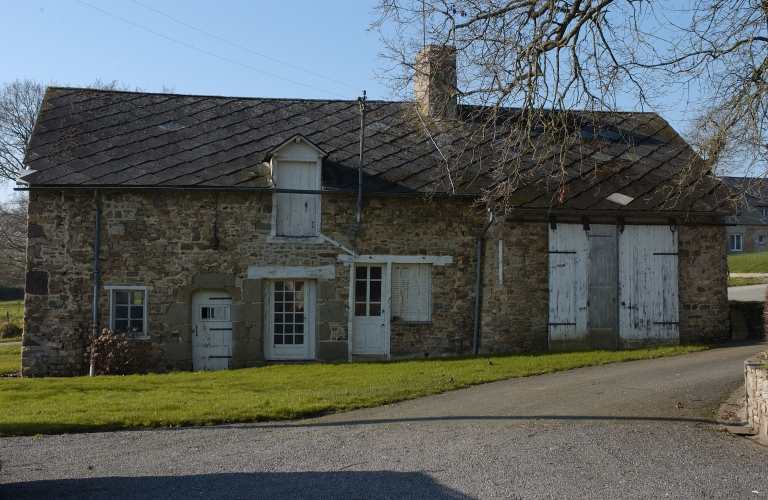 Vue générale sud-est ; Ancienne ferme de la Chupinais