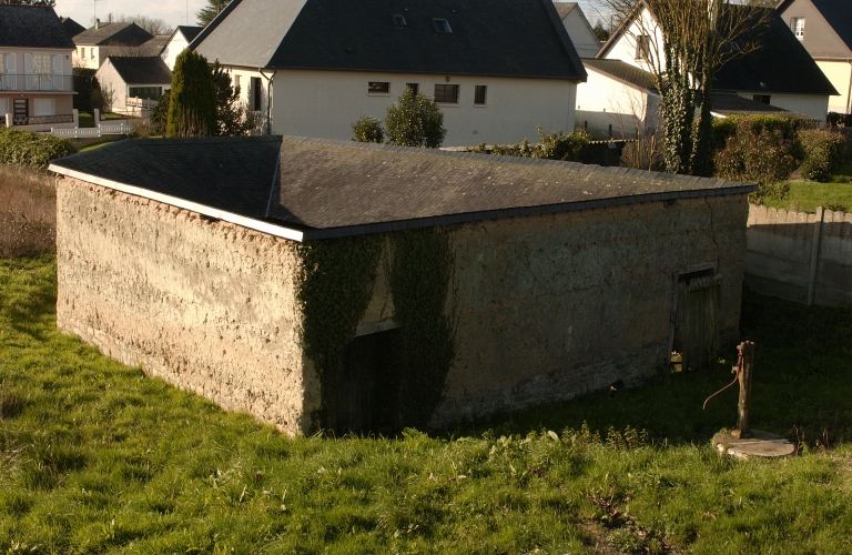 Le lavoir communal en bauge ; Vue générale ; Le lavoir communal en bauge