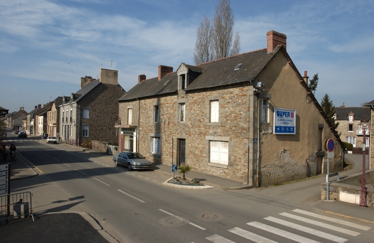 L'avenue Alexis Rey depuis la place de l'Eglise (côté pair) ; L'avenue Alexis Rey