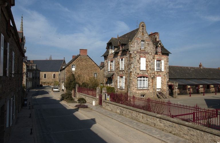 En direction de la place de l'Eglise avec la mairie-école à droite ; La rue des Ecoles