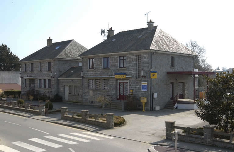 Mairie-poste construite en 1967 ; Mairie et poste (1967)