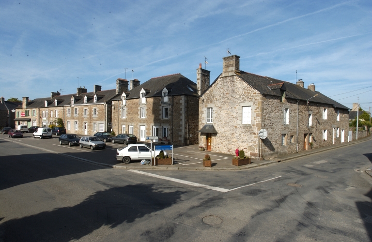 Partie ouest du village ; Vue générale de la partie est du village ; Partie ouest du village