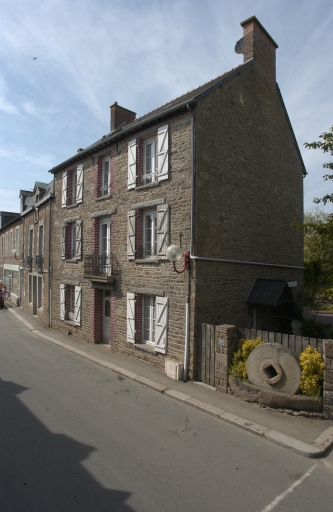 Vue générale de la maison à plusieurs unités d'habitation.