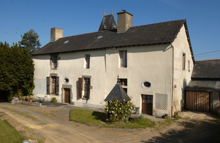 Vue générale du manoir ; Le manoir de La Cabochais daté de 1602