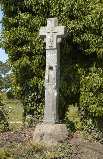 Vue générale ; La croix de chemin de Beauregard